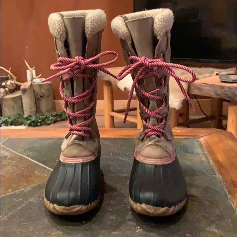 Spirit Brown and Black Winter Duck Boots with Pink Laces